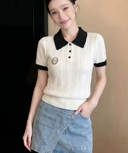 한 부서 배색 POLO 칼라 반팔 니트 스웨터 여성 의류 2026 여름 새로운 꽈배기 자수 몸매 가꾸기 화이트 맨위