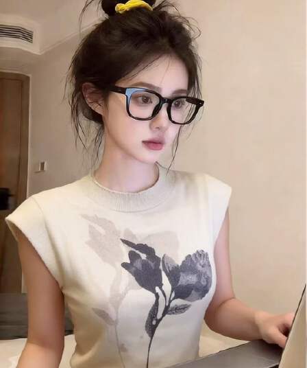 자이언트 잘 생긴 ~ 중 살구 색상 반하이넥 프린트 반팔 티셔츠 여성 2026 여름 새로운 품격 몸매 가꾸기 니트 맨위