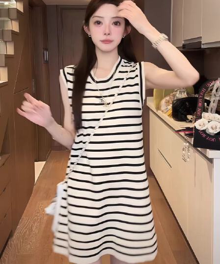 라운드 넥 스트라이프 민소매 조끼 원피스 2026 여름 새로운 한 부서 작은 키 품격 슬림해 보이는 미니 스커트 여성 의류