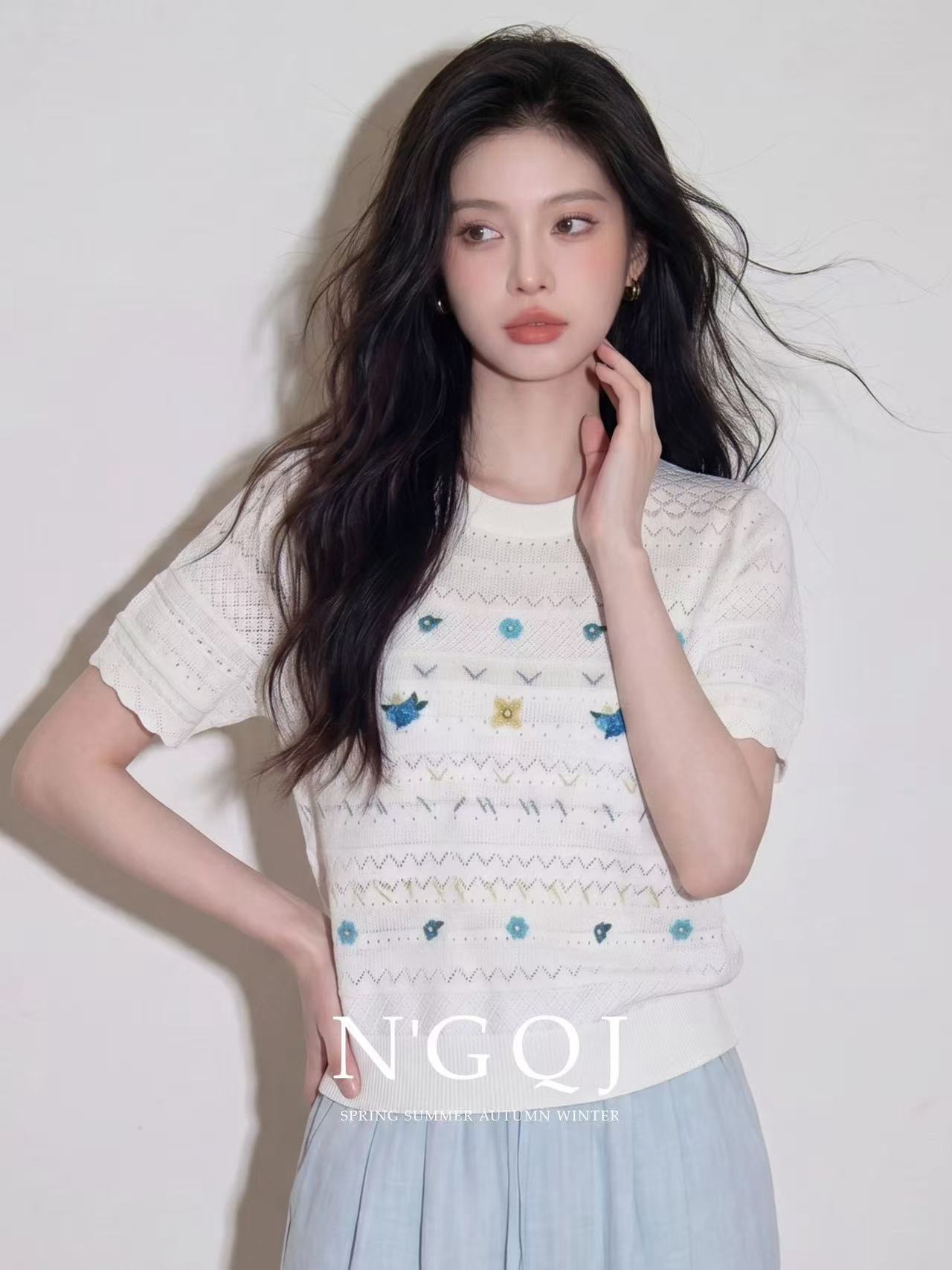 2026 슈퍼 화재 연령 감소 빛 산소 센스 자수 꽃 얼음 실크 니트 반팔 티셔츠 여성 여름 얇은 스타일 아름다운 맨위