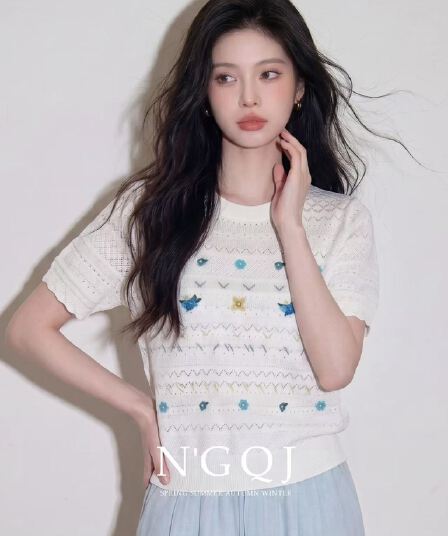 2026 슈퍼 화재 연령 감소 빛 산소 센스 자수 꽃 얼음 실크 니트 반팔 티셔츠 여성 여름 얇은 스타일 아름다운 맨위