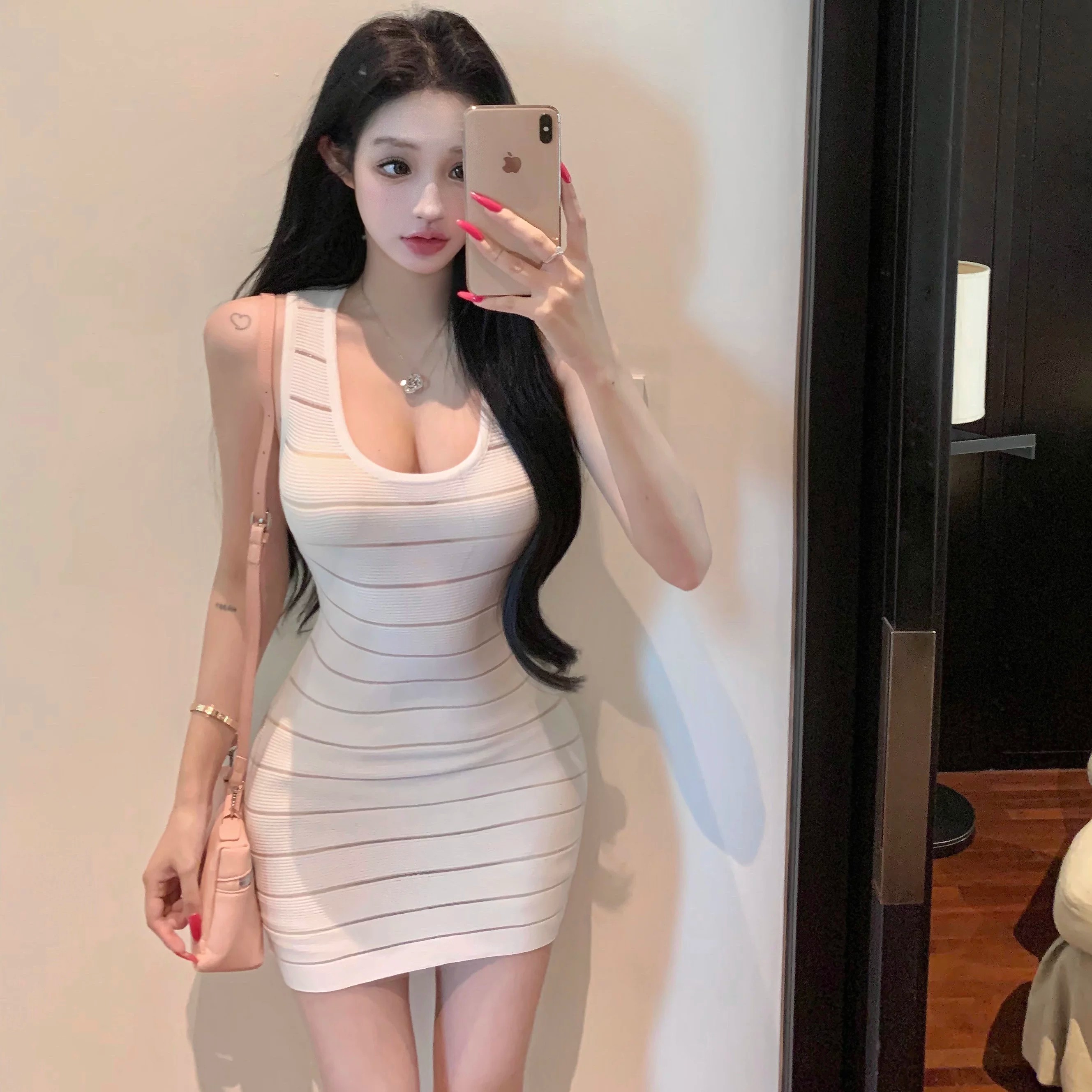 화이트 홀로우 아웃 u 칼라 니트 조끼 여성 드레스 여름 품격 순수한 욕망 섹시함 핫걸 몸매 가꾸기 타이트 스커트 미니 스커트