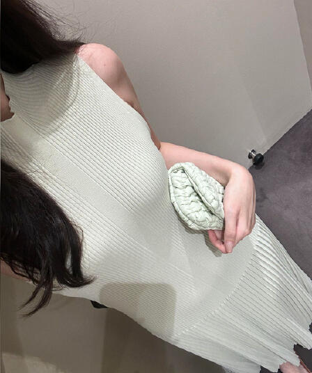 미니멀리즘 프랑스식 반하이넥 허리 수축 슬림해 보이는 여성 드레스 여름 밝은 녹색 색온도 부드러운 바람 민소매 품격 플리츠 롱 스커트