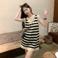 批发条纹吊带<b class='q'>连衣裙</b>女2026新款夏季设计感别致宽松镂空针织背心裙