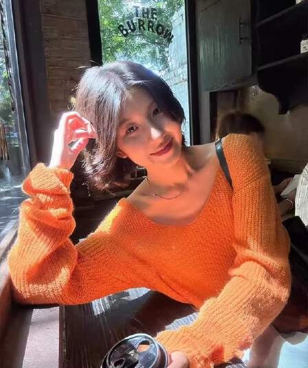 느긋한 바람 주황색 V넥 풀오버 스웨터 여자 가을 겨울 고급 센스 와이드 부드러운 찹쌀 만나는 니트 스웨터 아름다운 맨위