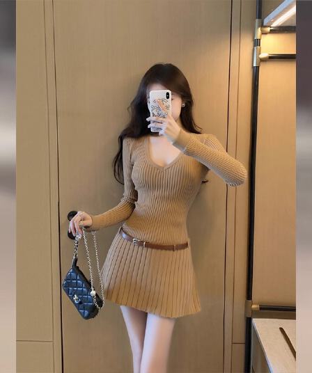 2026 이른 가을 새로운 프랑스식 카키 색 니트 허리 수축 여성 드레스 레트로 빛 요리 한 바람 몸매 가꾸기 만나는 미니 스커트