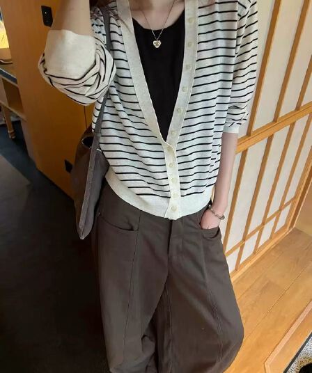 한 부서 미니멀리즘 2026 가을 새로운 스트라이프 V넥 배색 슬림해 보이는 느긋한 바람 페이크 레이어드 양모 바늘 여성 코트