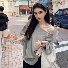 批发秋冬韩系穿搭法式不规则灰色斜肩<b class='q'>长袖</b>针织衫女宽松蝙蝠袖毛衣上衣