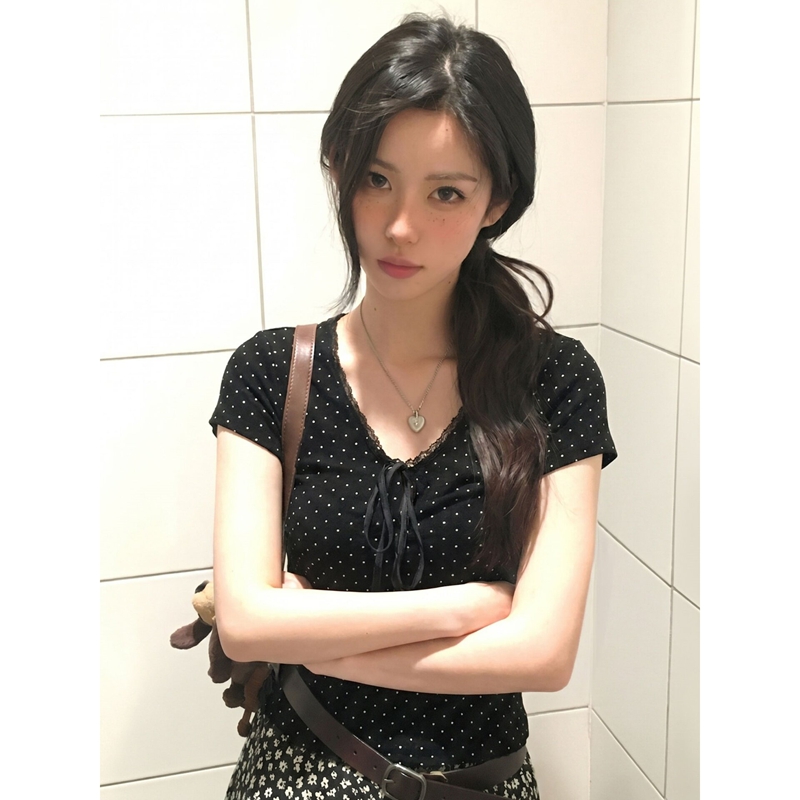 자이언트 잘 생긴 ~ 중 검정색 반팔 쇼트 스타일 도트 무늬 순수한 욕망 맨위 여성 2026 여름 새로운 나비 매듭 긍정적 인 어깨 티셔츠