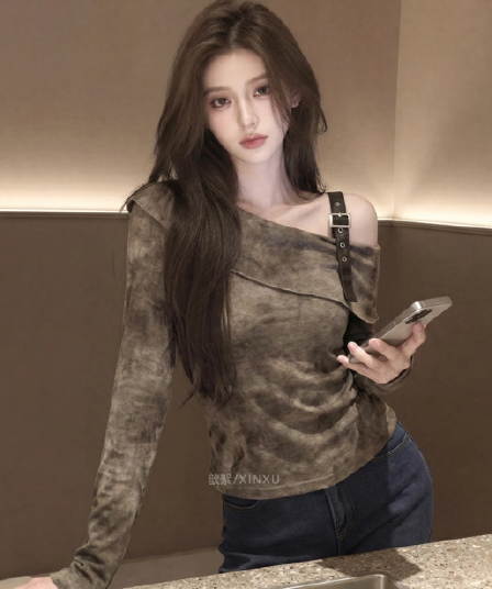 2026 봄 새로운 한 부서 레트로 홀치기 염색 비스듬한 어깨 긴팔 디자인 센스 오프숄더 허리 수축 슬림해 보이는 품격 맨위 여성