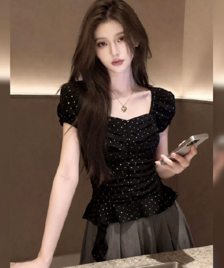 한 부서 주름 패치워크 연꽃 잎 밑단 도트 무늬 검정색 맨위 2026 년 여름 여성 의류 새로운 부드러운 품격 작은 셔츠