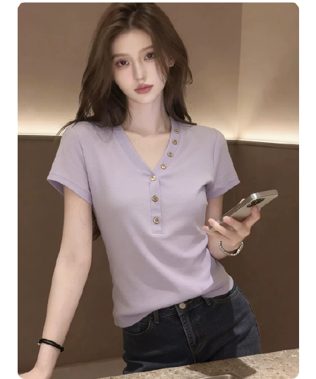 부드러운 향기로운 芋 보라색 티셔츠 여성 2026 년 여름 새로운 금속 버클 V넥 디자인 센스 슬림해 보이는 몸매 가꾸기 반팔 맨위