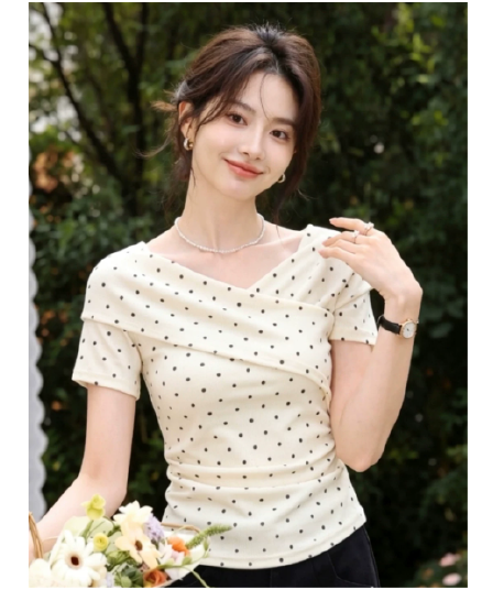 프랑스식 자이언트 잘 생긴 ~ 중 베이지 색 도트 무늬 V넥 맨위 여성 2026 여름 새로운 반팔 티셔츠 디자인 센스 작은 대중