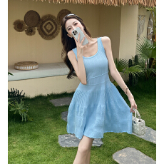 实拍超好看背心连衣裙2026新款女夏季针织收腰修身U领气质A字裙子