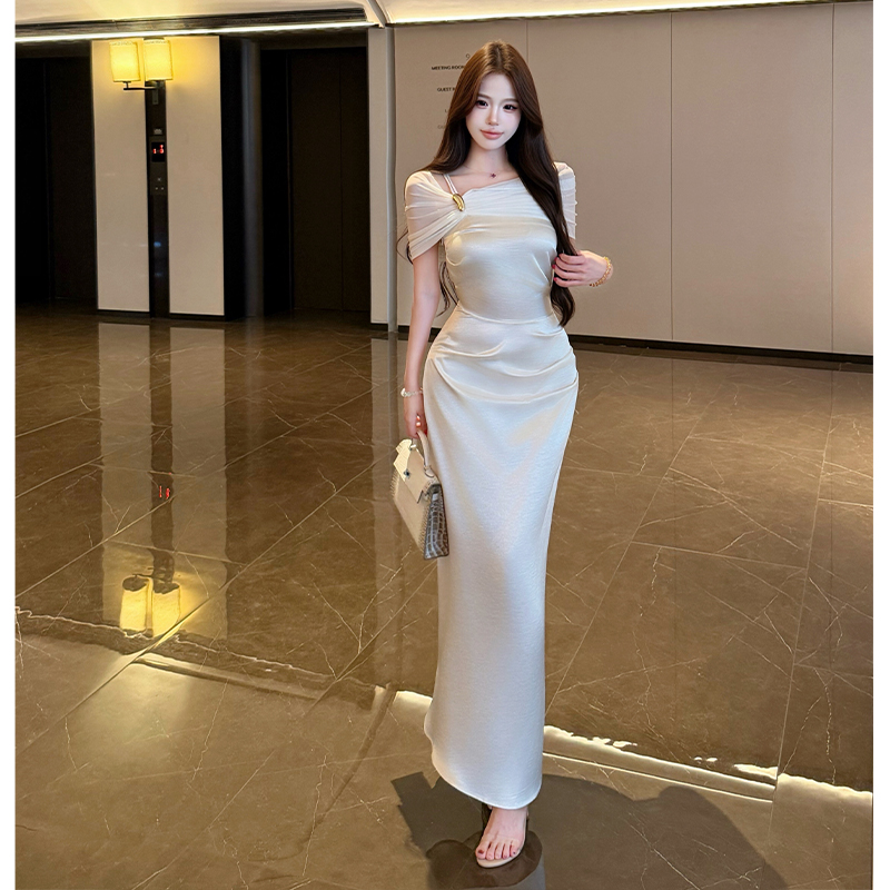 실사 프랑스식 디자인 센스 비스듬한 어깨 금속 버클 새틴 롱 스커트 여성 허리 수축 인어 꼬리 고급 센스 빛 럭셔리 예복 롱 스커트