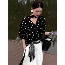 批发法式赫本风黑色波点V领飘带<b class='q'>衬衫</b>女2026年新款高级感轻奢<b class='q'>气质</b><b class='q'>衬衣</b>