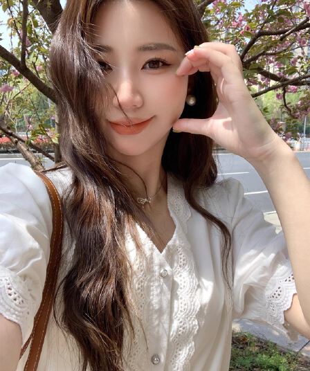 프랑스식 레트로 화이트 V넥 레이스 반팔 여성 셔츠 여름 품격 연령 감소 슬림해 보이는 작은 셔츠 거품 소매 맨위