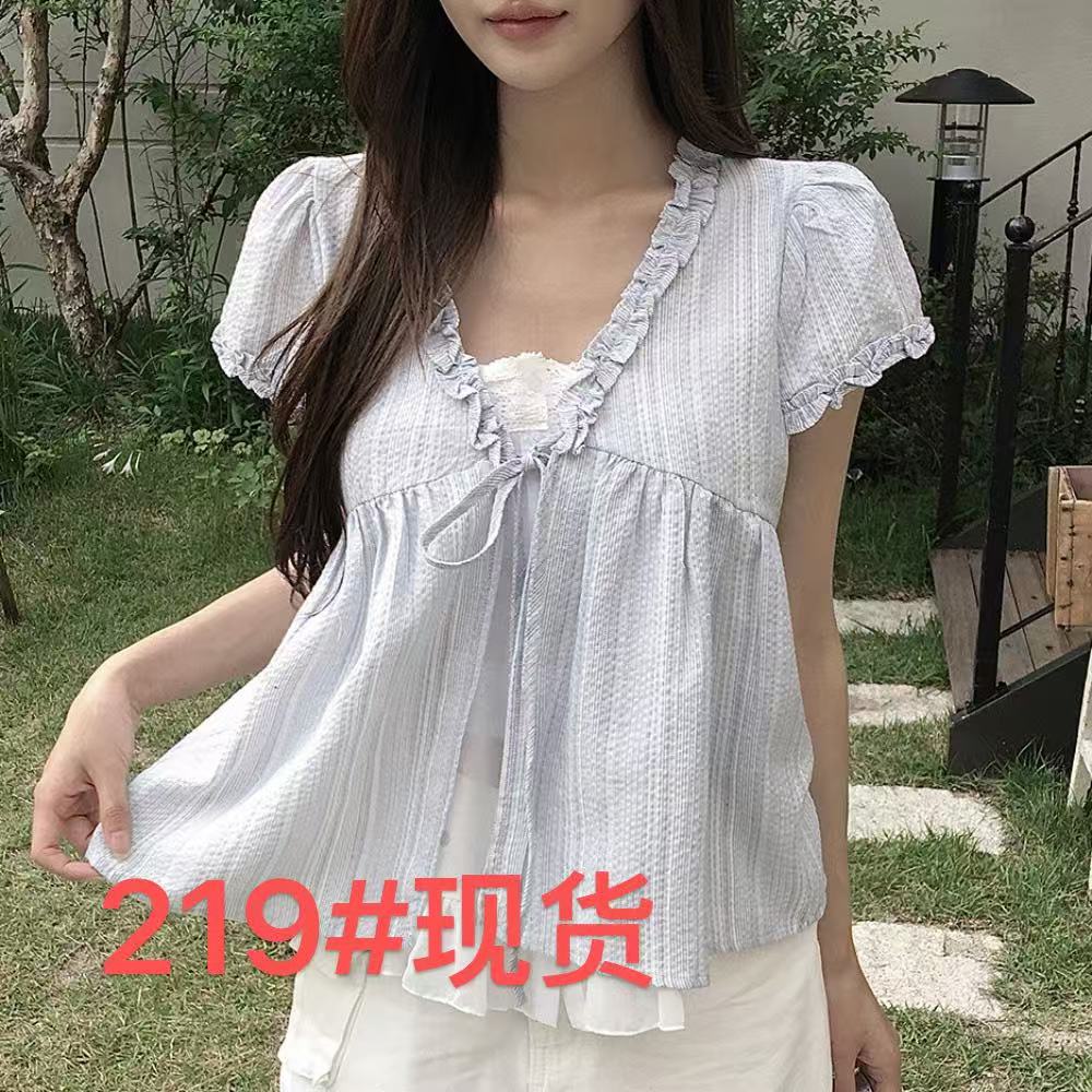 여름 새로운 루즈핏 한국 스타일 스트라이프 페이크 레이어드 반팔 인형 셔츠 V 넥 셔츠 프릴 레이스업 맨위 여성
