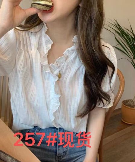 프랑스식 레트로 V넥 반팔 여성 셔츠 여름 2026 새로운 디자인 센스 작은 대중 레트로 얇은 스타일 작은 청신 맨위
