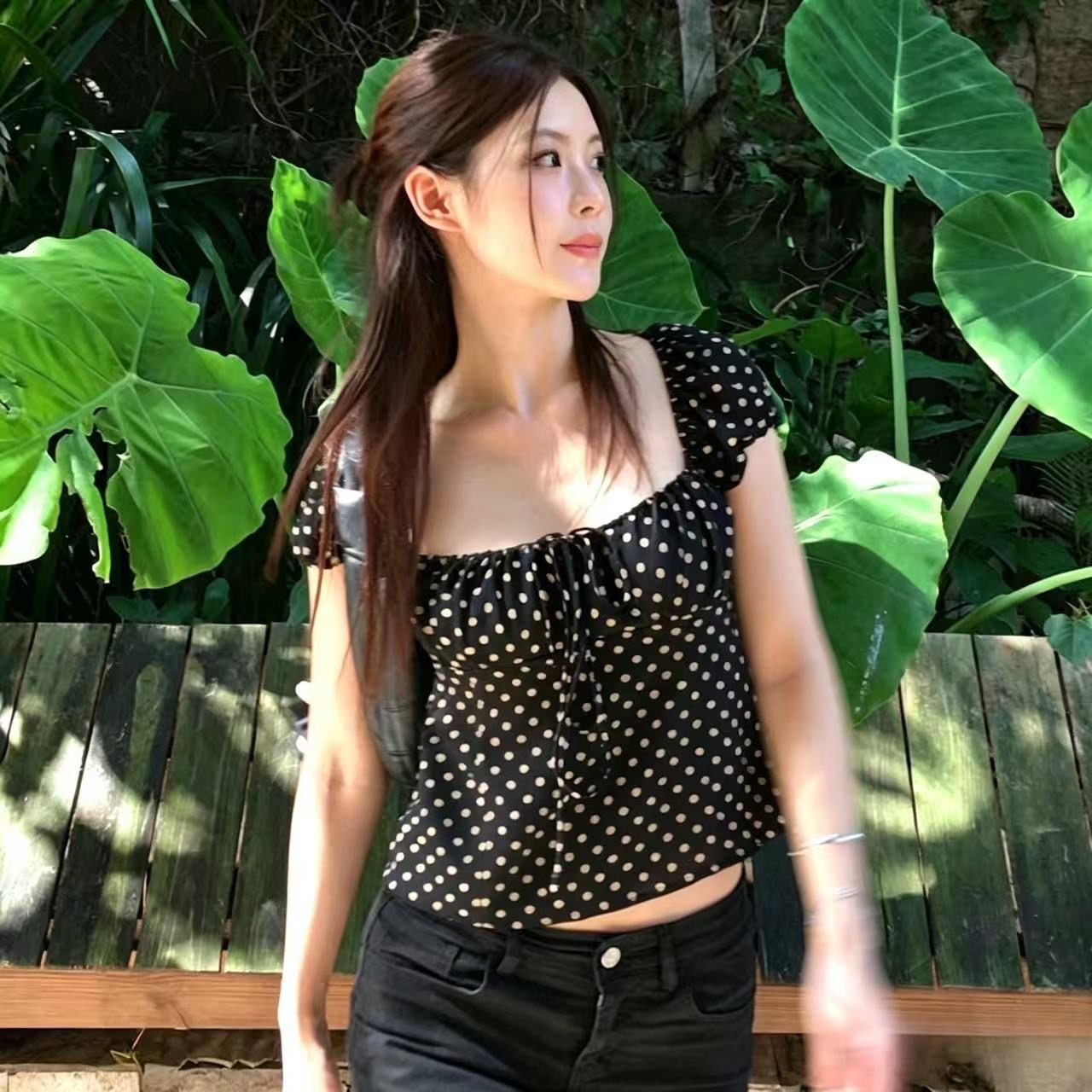 miu 부서 도트 무늬 반팔 여성 셔츠 여름 착용 가져 가라. 부서 벨트 측면 칼라 셔츠 몸매 가꾸기 슬림해 보이는 순수한 욕망 달콤함 맨위