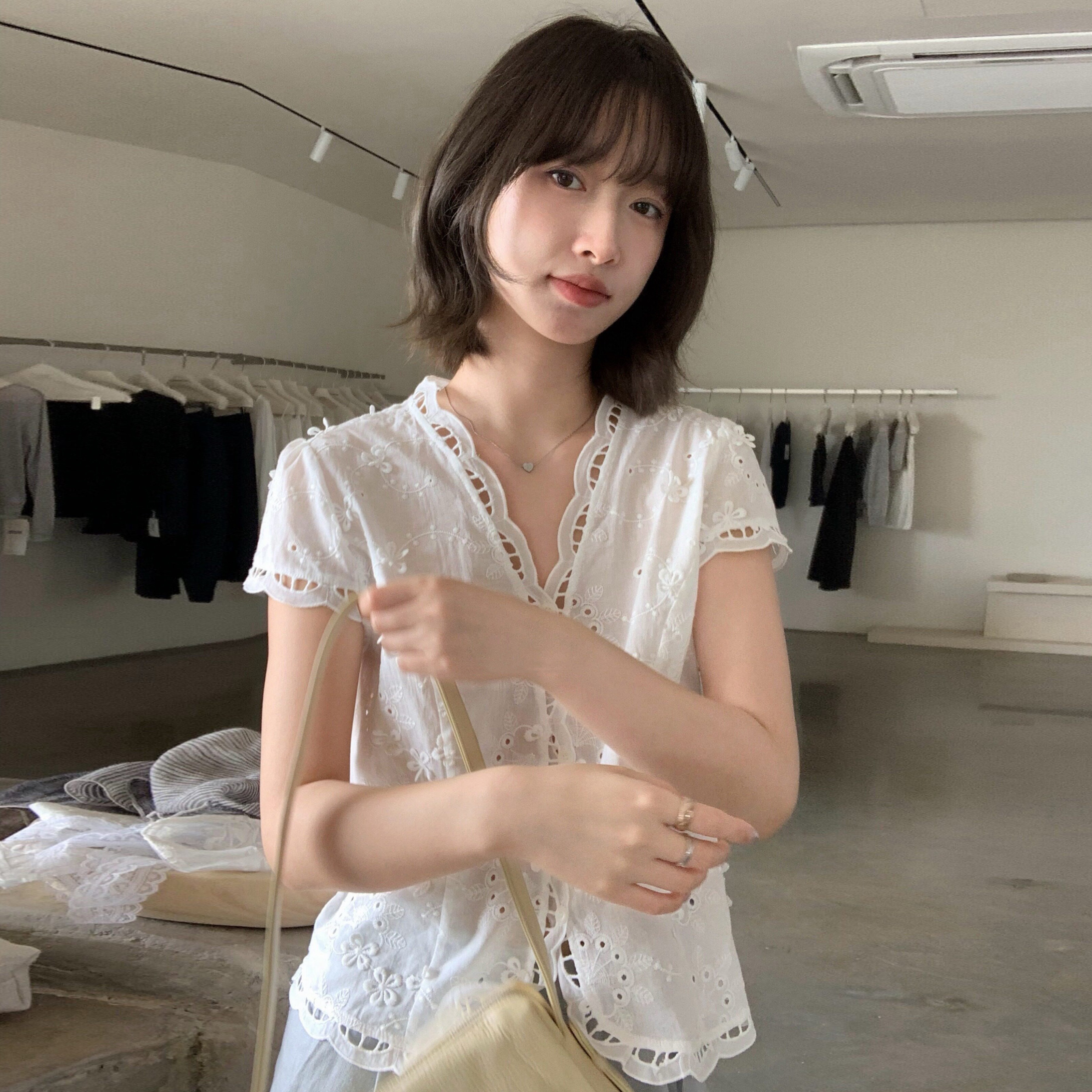 크기 있음 업데이트 한 부서 품격 부드러운 달콤함 무거운 작업 절묘한 자수 자수 홀로우 아웃 셔츠 여성용 짧은 소매 맨위
