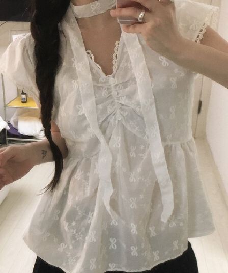일본과 한국 부서 한국 ins 여름 달콤함 연령 감소 V넥 스트랩 행침 목 나비 매듭 자수 반팔 셔츠 맨위