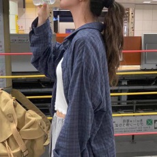 批发四季款法式复古藏蓝色格子衬衫女宽松慵懒风超好看长袖衬衣上衣