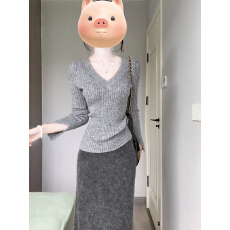批发到货 早秋灰色V领针织<b class='q'>打底衫</b>女款修身显瘦百搭纯欲辣妹正肩女