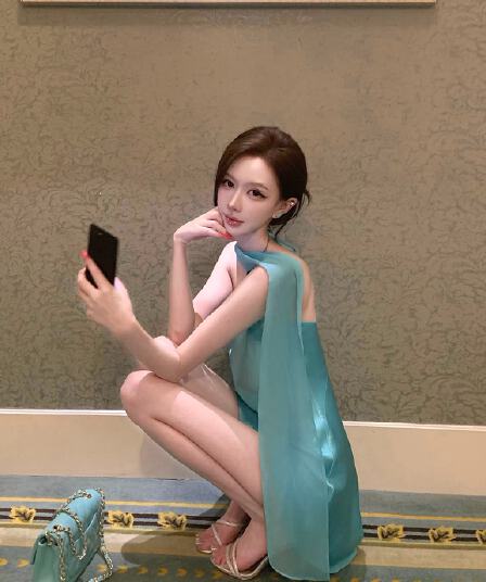 티 블루 구름 어깨 물 느낌 새틴 파란색 행침 목 드레스 고급 센스 리본 휴가 데이트 치마