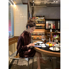 批发Chateau Soirée 静奢千金醋酸缎面半高领腰带<b class='q'>连衣裙</b>女