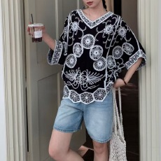批发大码宽松洋气镂空刺绣t恤女夏2025年新款休闲减龄气质<b class='q'>蝙蝠衫</b>上衣