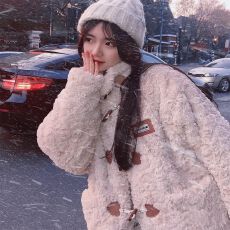 批发<b class='q'>特价</b>（原版布料抖音质量）牛角扣加厚毛茸奶fufu羊羔毛外套女