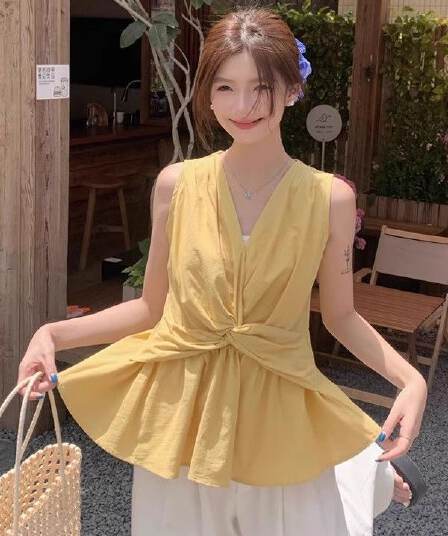 디자인 센스 비틀림 V넥 조끼 여성 2026 여름 새로운 휴가 바람 작은 대중 몸매 가꾸기 Chic 민소매 맨위