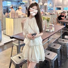 批发2026新款夏季杏色挂脖无袖连衣裙子<b class='q'>女</b>小个子穿搭气质收腰显瘦短裙