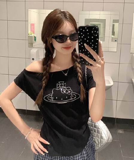 아메리칸 핫걸 검정색 만화 kitty 고양이 비스듬한 어깨 반팔 티셔츠 여성 여름 몸매 가꾸기 슬림해 보이는 쇼트 스타일 오프숄더 맨위