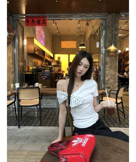 모달 사람들 면 반팔 티셔츠 여성 여름 폭발 화이트 몸매 가꾸기 핫걸 디자인 센스 오프숄더 비스듬한 어깨 의류