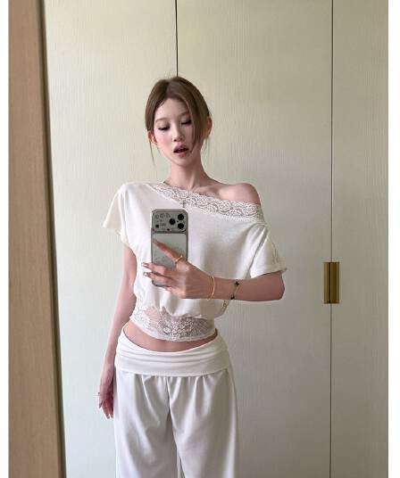 와 사고 방식 아름다움 어깨 법 새싹 레이스 조각 비스듬한 어깨 반팔 티셔츠 여성 디자인 센스 허리 수축 슬림해 보이는 맨위 여름