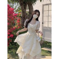 批发法式赫本风杏色连衣裙<b class='q'>女</b>夏季新款小个子甜美设计感小众收腰长<b class='q'>裙</b>