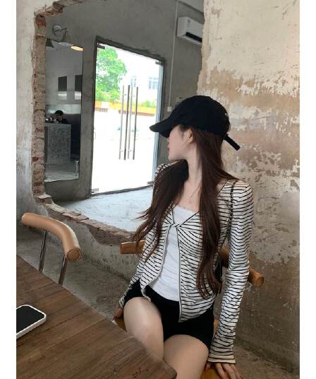 주간 실크 리브 흰색 배경 블랙 스트라이프 페이크 레이어드 긴팔 티셔츠 여성 가을 몸매 가꾸기 슬림해 보이는 쇼트 스타일 맨위