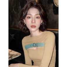 批发早秋独特拼色拼接皮带<b class='q'>修身</b>打底衫女内搭设计感甜辣妹镂空正肩上衣