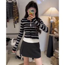 批发复古撞色<b class='q'>条纹</b>假两件<b class='q'>针织衫</b>女秋冬设计感修身显瘦短款内搭打底