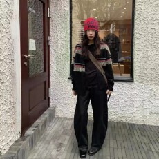 批发秋冬复古学院风小众别致红灰混搭条纹圆领宽松毛衣牛仔裤两件套装