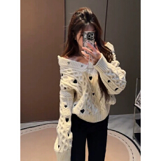 批发韩系温柔慵懒风一字肩黑色<b class='q'>针织衫</b>女秋冬新款心形系扣显瘦毛衣上衣