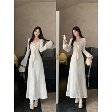 批发<b class='q'>实拍</b>~ 气质温柔磨毛蕾丝收腰连衣裙女方领秋冬内搭打底显瘦连衣裙