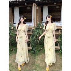 批发实拍 ~ 法式V领显瘦<b class='q'>连衣裙</b>女气质显瘦温柔风碎花飞飞袖中长<b class='q'>连衣裙</b>