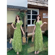 批发实拍~ 绿色碎花V领晕染连衣裙女夏收腰显瘦飞飞袖中长款连衣裙