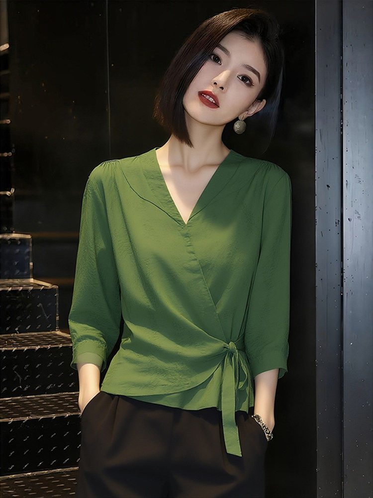 빛 요리 한 바람 V넥 허리 수축 레이스 업 셔츠 2026 여름 새로운 녹색 디자인 센스 출퇴근 여성 고급 맨위