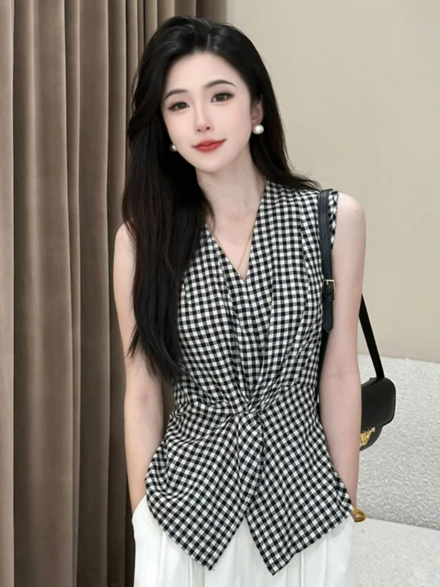 프랑스식 바람 레트로 비틀림 흑인과 백인 체크무늬 조끼 여성 셔츠 2026 여름 새로운 허리 수축 슬림해 보이는 민소매 맨위