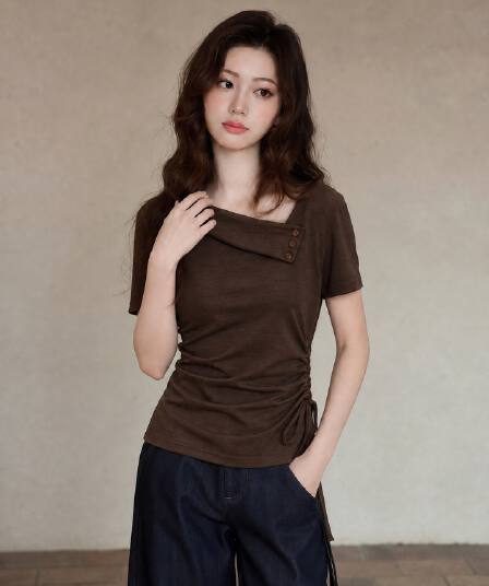 브라운 프랑스식 사소한 Chic 몸매 가꾸기 비스듬한 칼라 반팔 티셔츠 여성 2026 여름 빛 사람들 코치 착용 잡아라. 의류