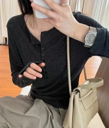 어두운 회색 단추 긴팔 몸매 가꾸기 티셔츠 조기 가을 의상 여자 2026 새로운 V넥 로얄 자매 빛 요리 한 아름다운 작은 맨위